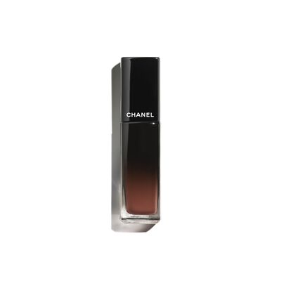 LA BARRA DE LABIOS LÍQUIDA BRILLANTE DE LARGA DURACIÓN